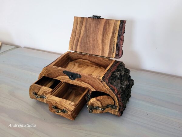 Sturdy oak box